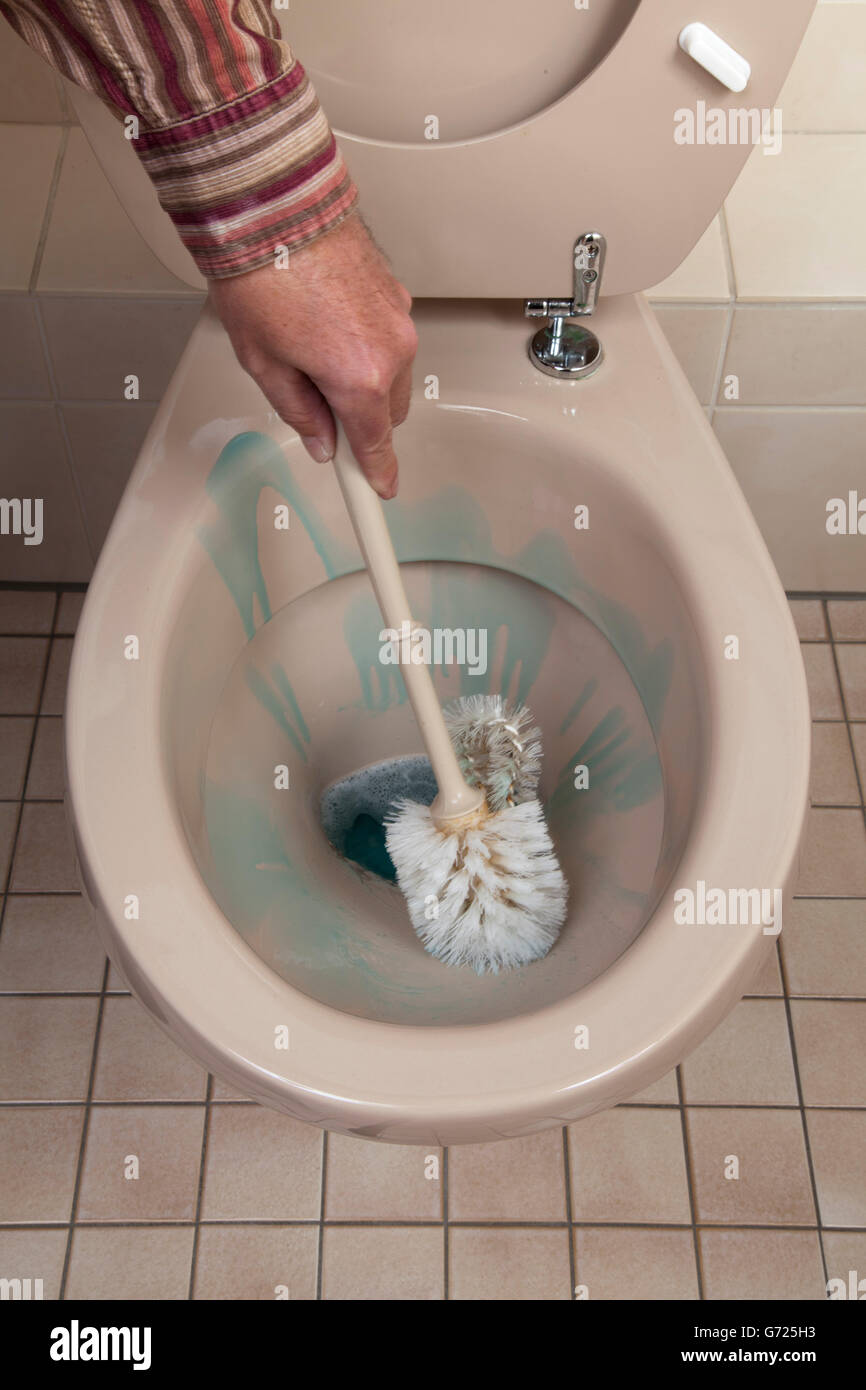 Reinigung WC Mann Stockfoto