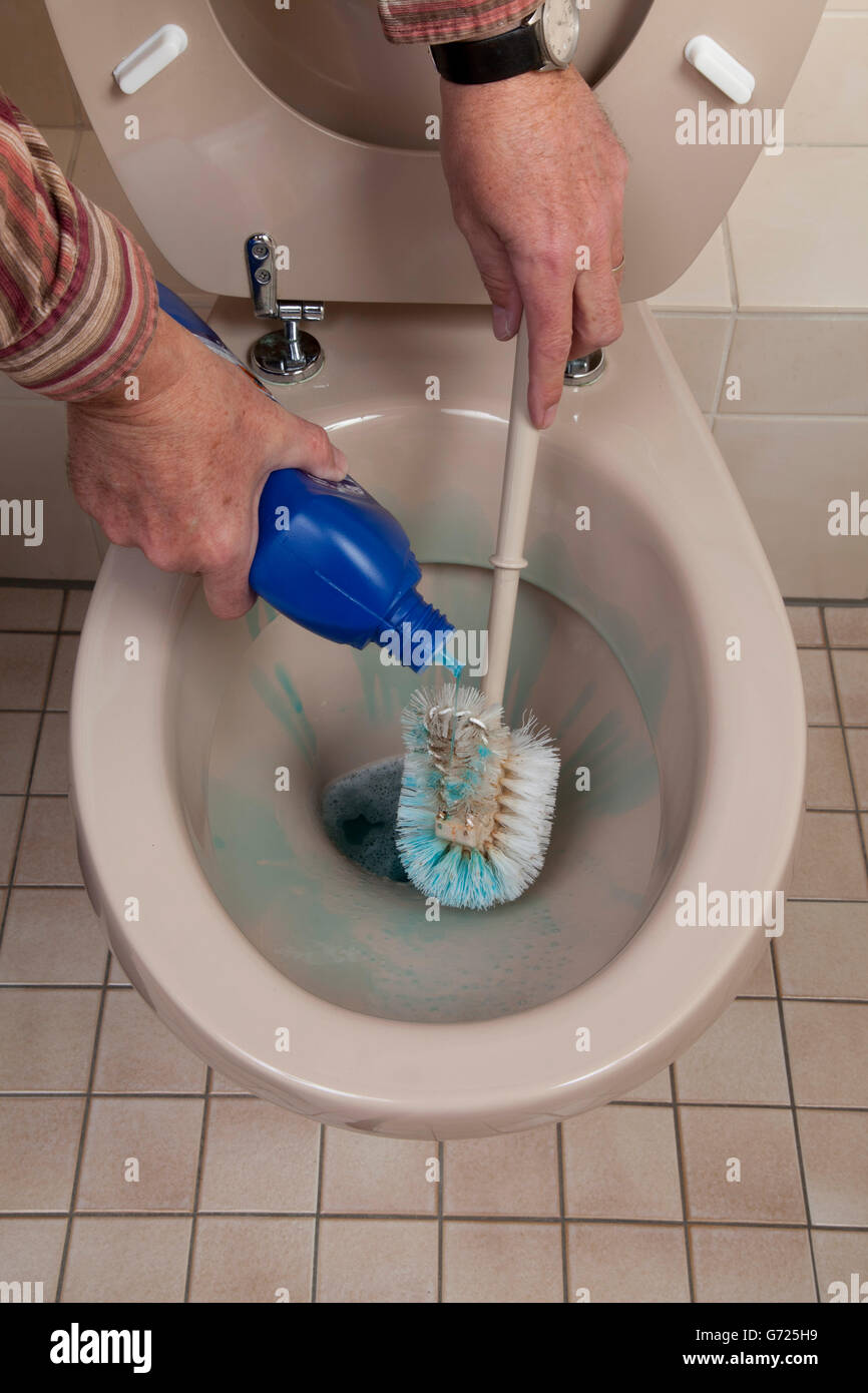 Reinigung WC Mann Stockfoto