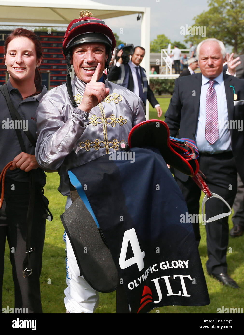 Frankie Dettori feiert seinen Sieg beim olympischen Ruhm bei den JLT Lockinge Stakes während des JLT Lockinge Stakes Day auf der Newbury Racecourse, Berkshire. Stockfoto