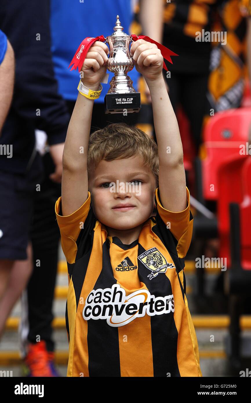 Hull City-Fan Riley Petersgill (6 Jahre) aus Hull mit einer nachgebildeten FA Cup-Trophäe Stockfoto