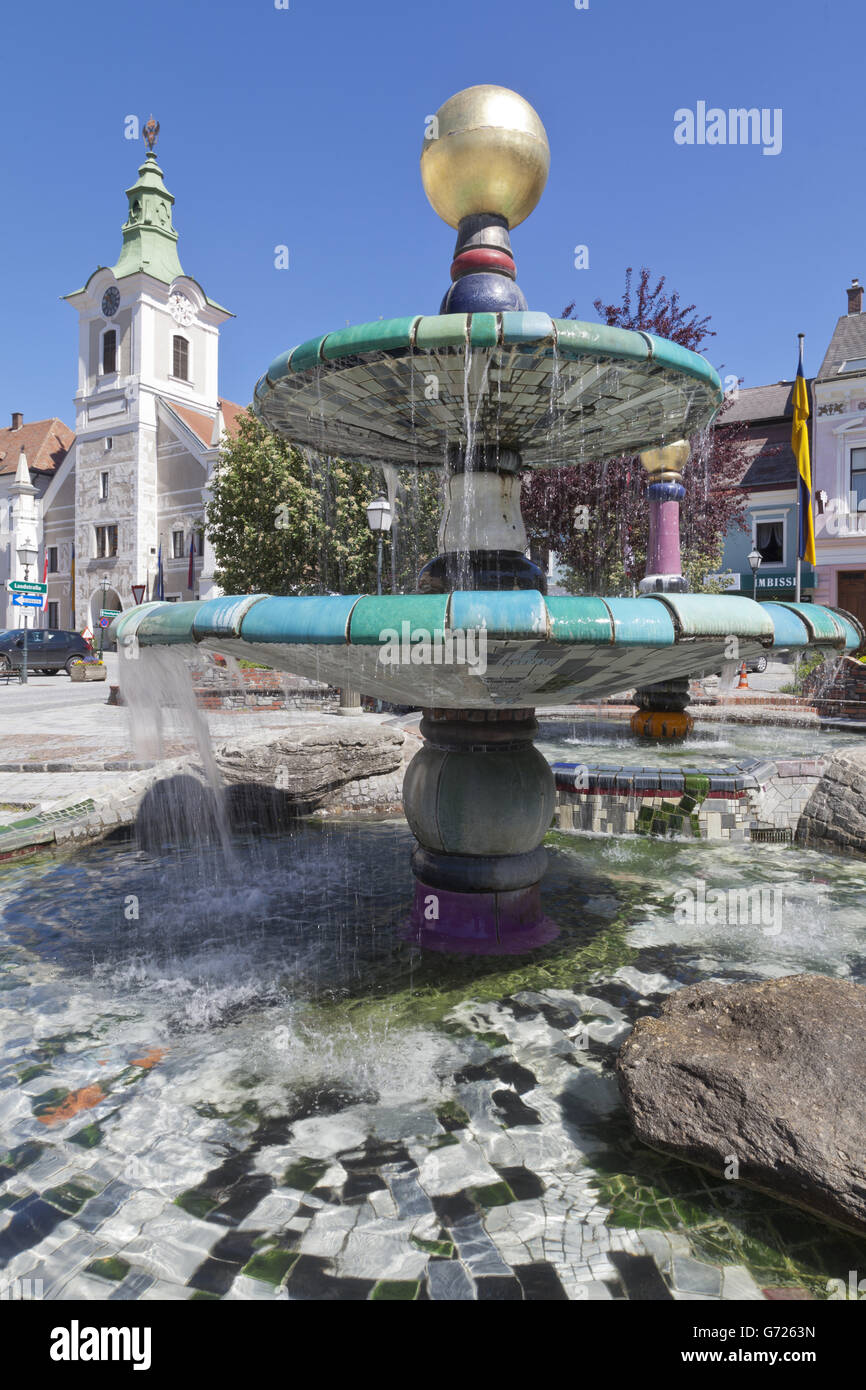 Hundertwasser-Brunnen und dem Rathaus in den wichtigsten Platz von Zwettl, Waldviertler Region, Österreich, Niederösterreich, Österreich, Europa Stockfoto