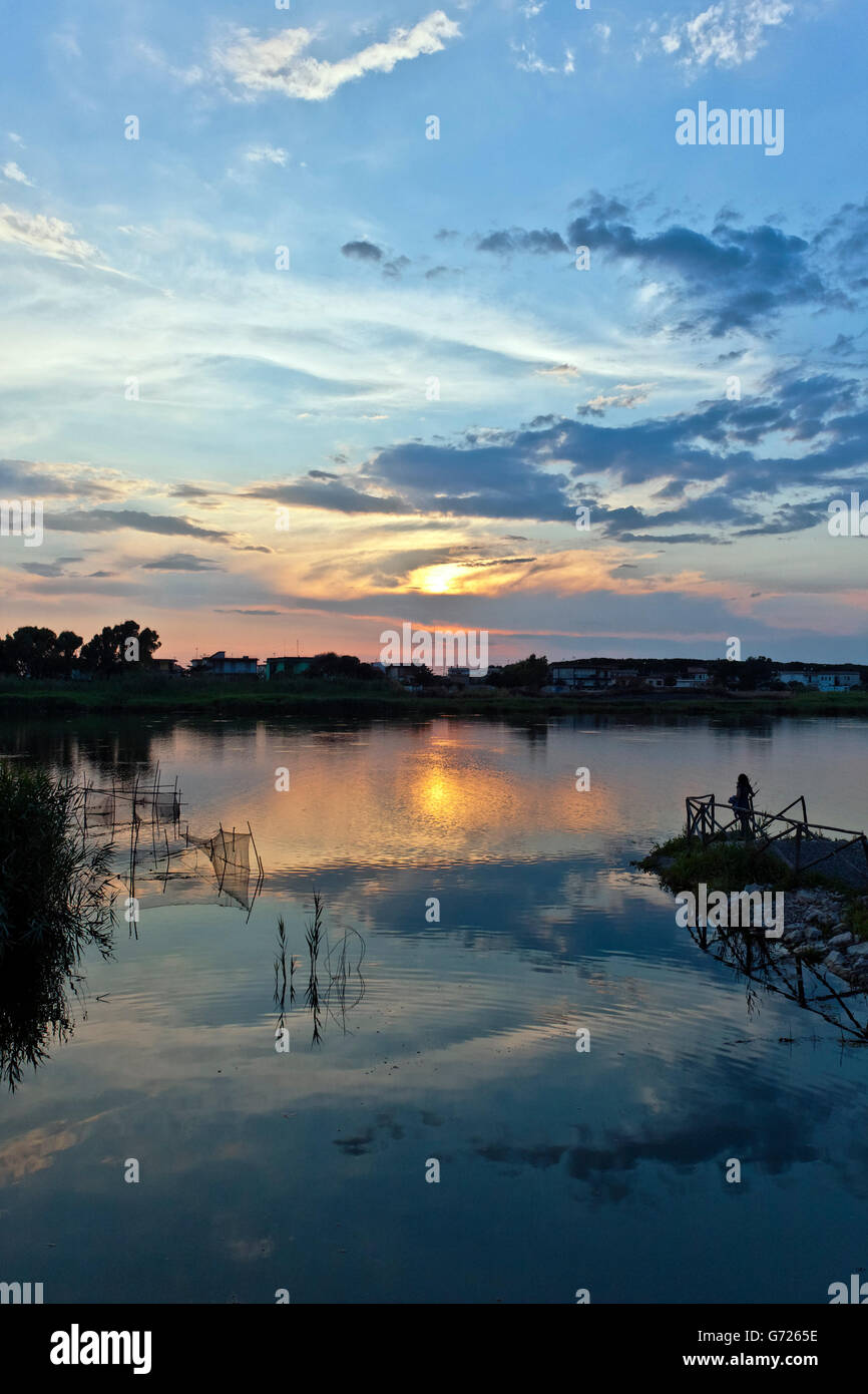 Sonnenuntergang am See Patria mit Fischnetz in Giugliano in Campania, Italien, Europa Stockfoto