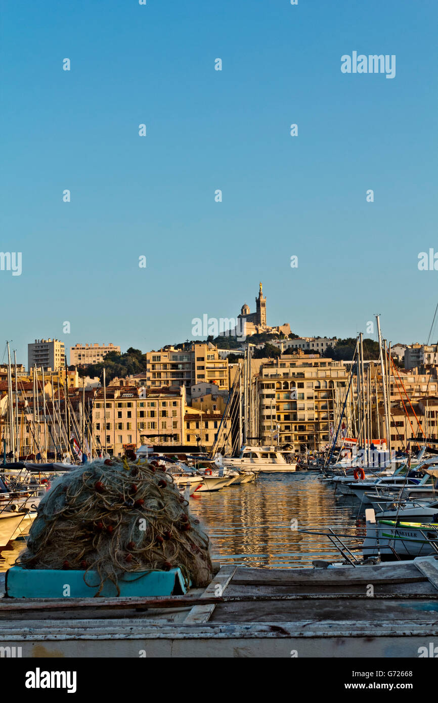 Der alte Hafen Vieux Port, mit Basilika Notre Dame De La Garde in der Ferne, Marseille, Marseille Stockfoto