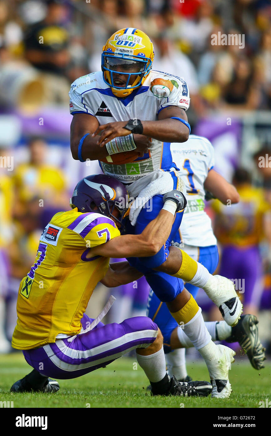 American Football, QB Chris Gunn, Nr. 12 vom Riesen, von DB Johannes Neusser, Nr. 7 der Wikinger in Angriff genommen wird; Vienna Vikings Stockfoto