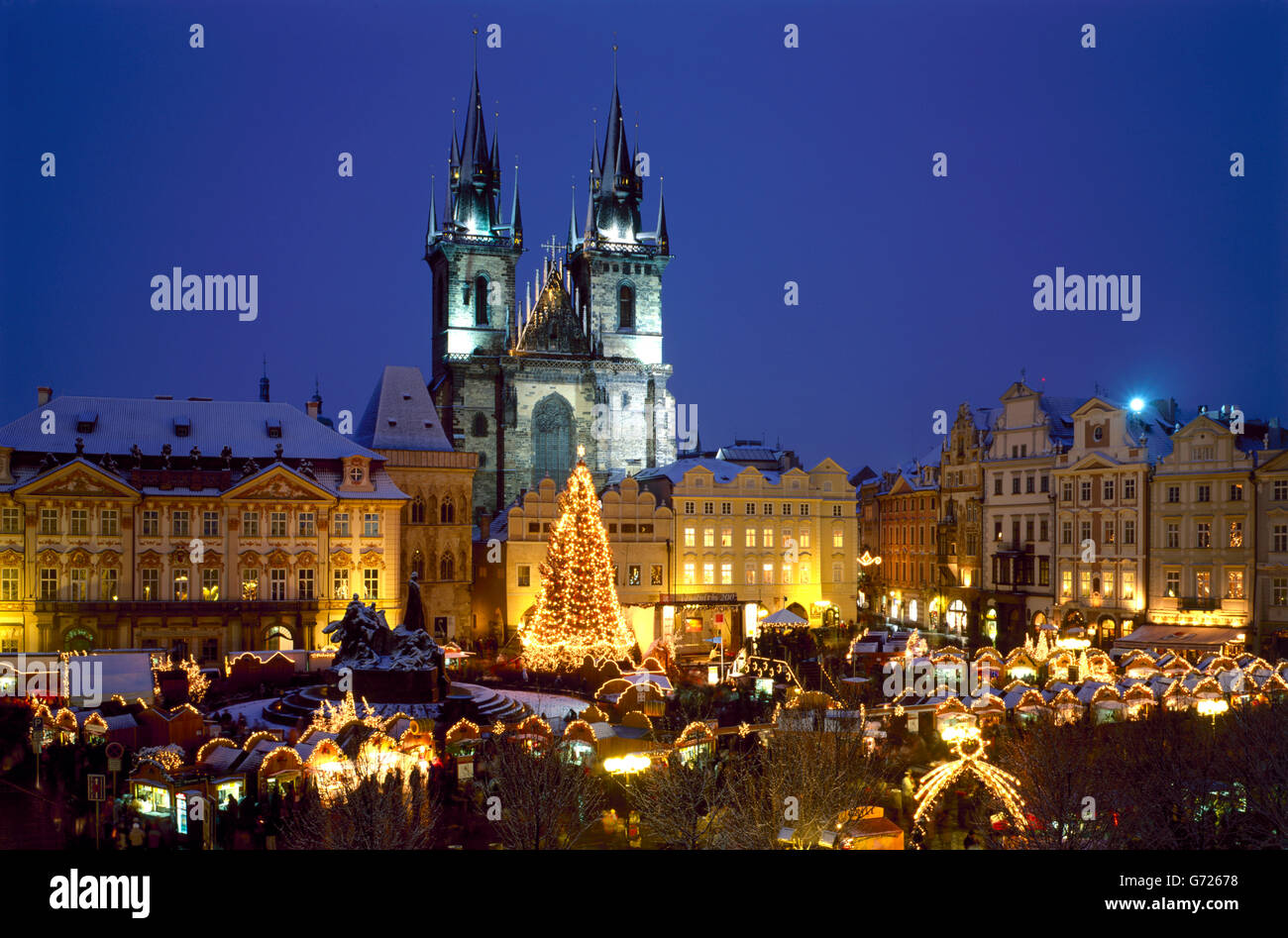 Teynkirche, Týnský Chrám, Weihnachtsmarkt auf dem Altstädter Ring, Dämmerung, Prag, Tschechische Republik, Europa Stockfoto