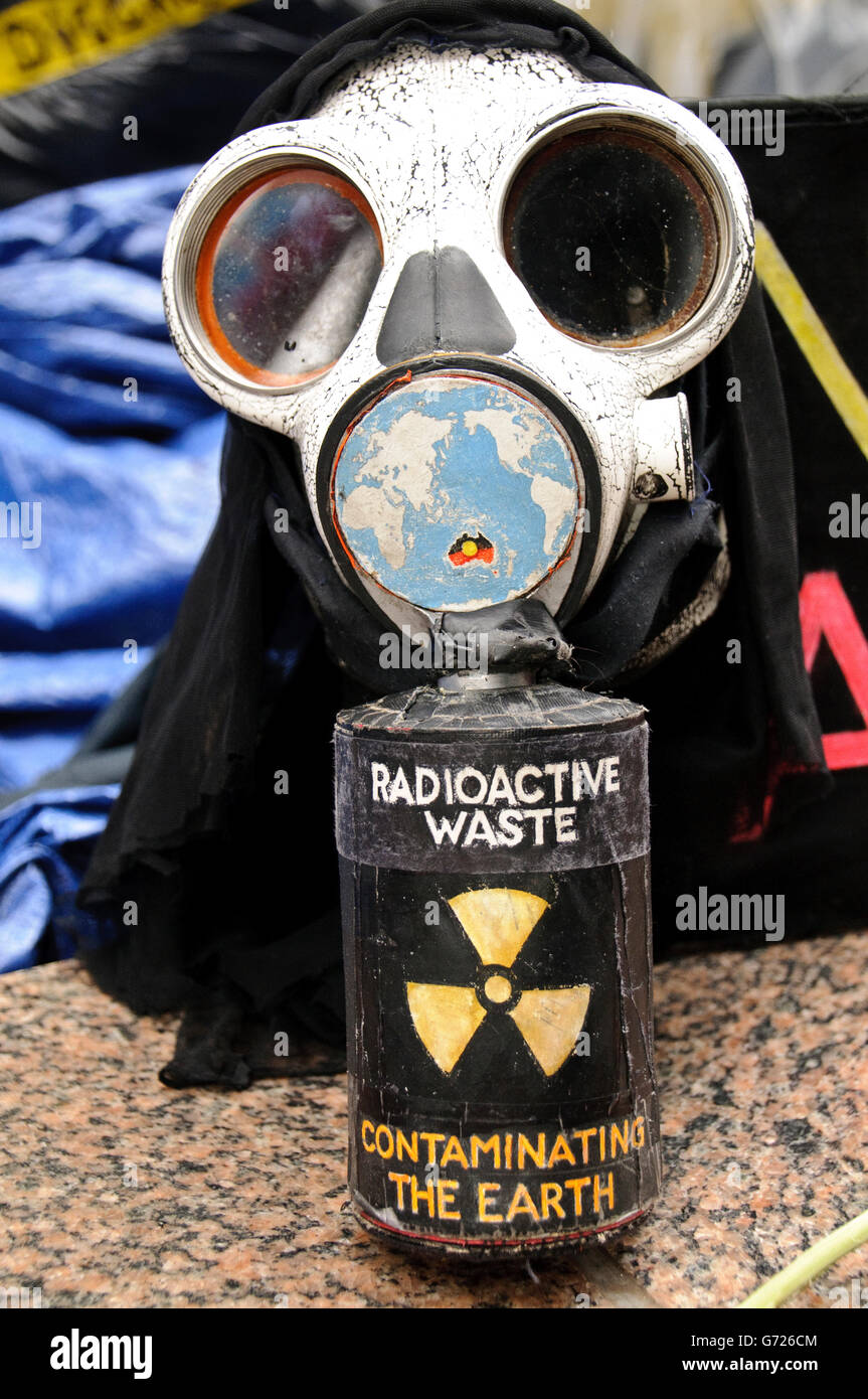Gas mask, "radioaktive Abfälle", Occupy Wall Street Demonstration, Downtown Manhattan, Wallstreet Finanzbereich Nähe Stockfoto