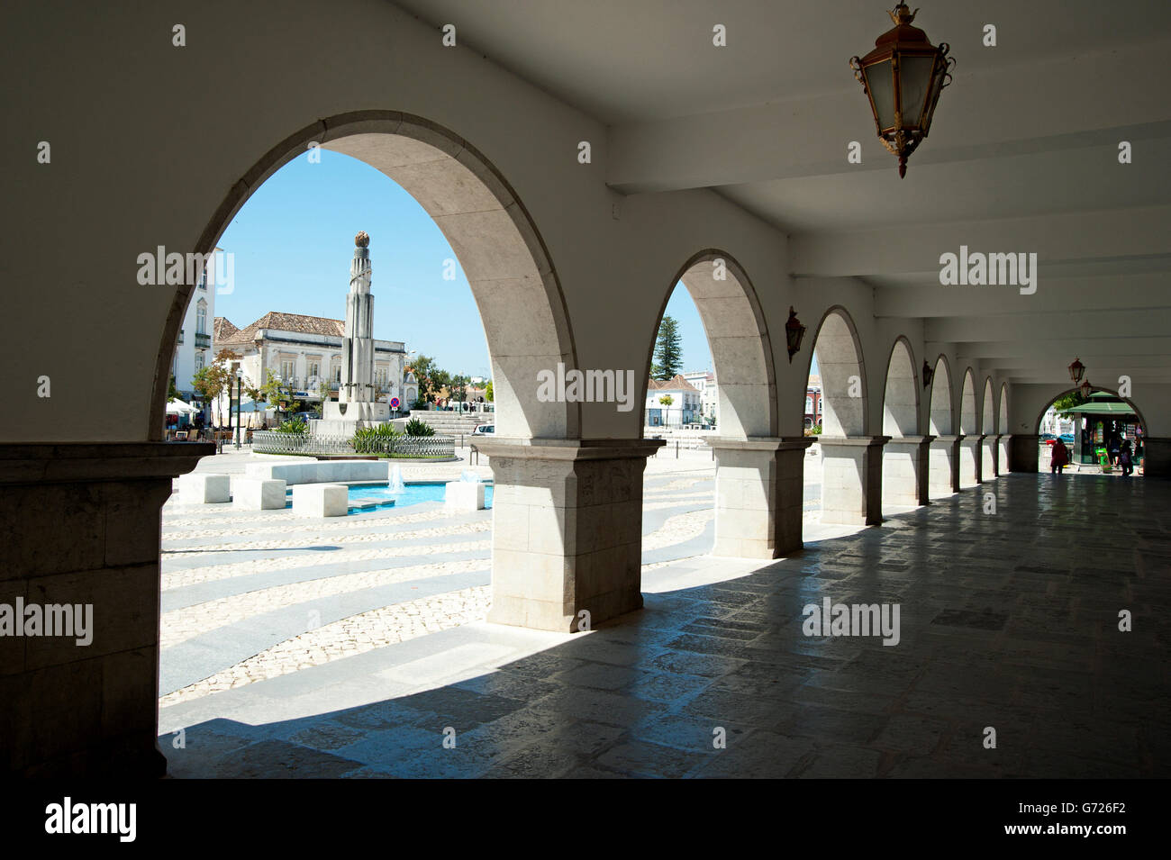 Arcade auf der Praca da Republica, Stadt Tavira, Ost Europa, Algarve, Portugal Stockfoto