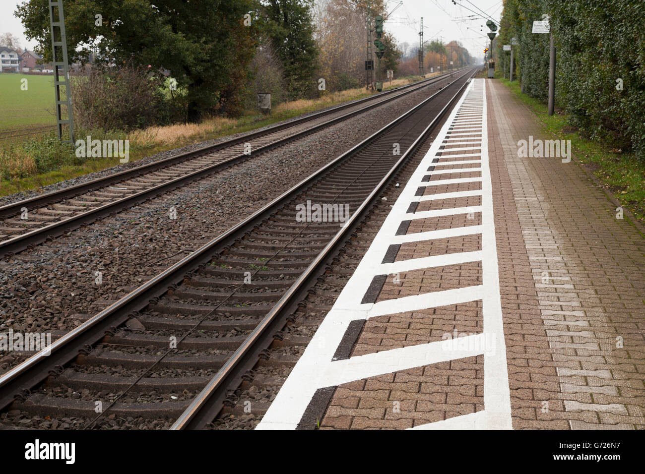 Plattform-Markierungen, Sicherheitsabstand bei vorbeifahrenden Zügen, station Plattform, Kamen-Methler, Ruhrgebiet, Nordrhein-Westfalen Stockfoto