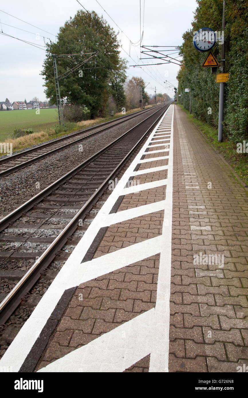 Plattform-Markierungen, Sicherheitsabstand bei vorbeifahrenden Zügen, station Plattform, Kamen-Methler, Ruhrgebiet, Nordrhein-Westfalen Stockfoto