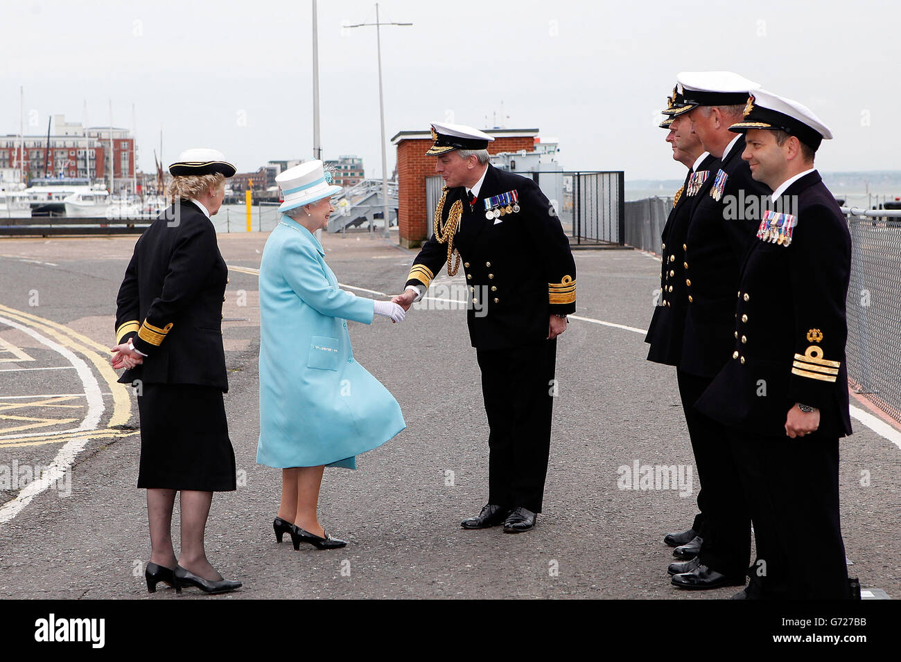 Queen Elizabeth II wird von commodore Jeremy Rigby, dem Kommandanten ...