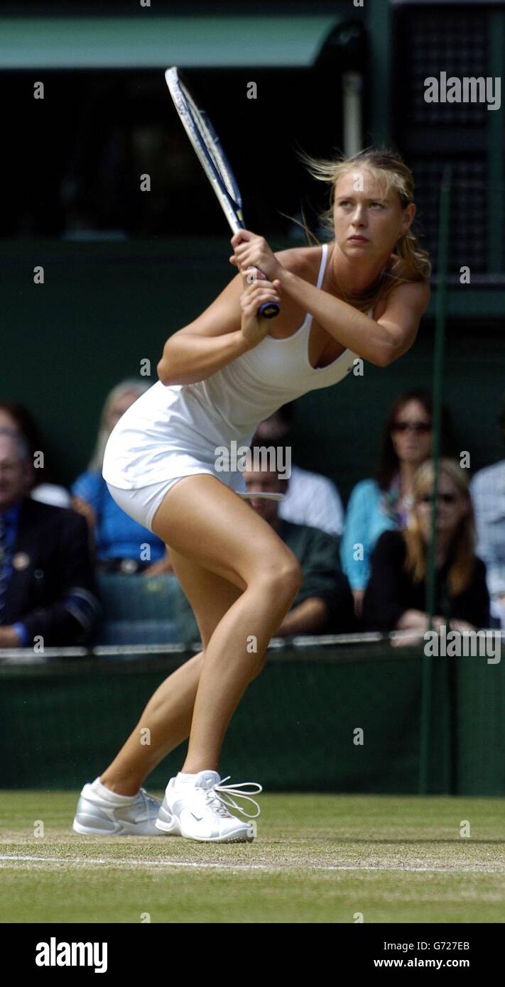 Maria Sharapova aus Russland im Einsatz gegen Lindsay Davenport aus den USA im Halbfinale des Ladies' Singles Turniers der Lawn Tennis Championships in Wimbledon, London. KEIN HANDY. Stockfoto