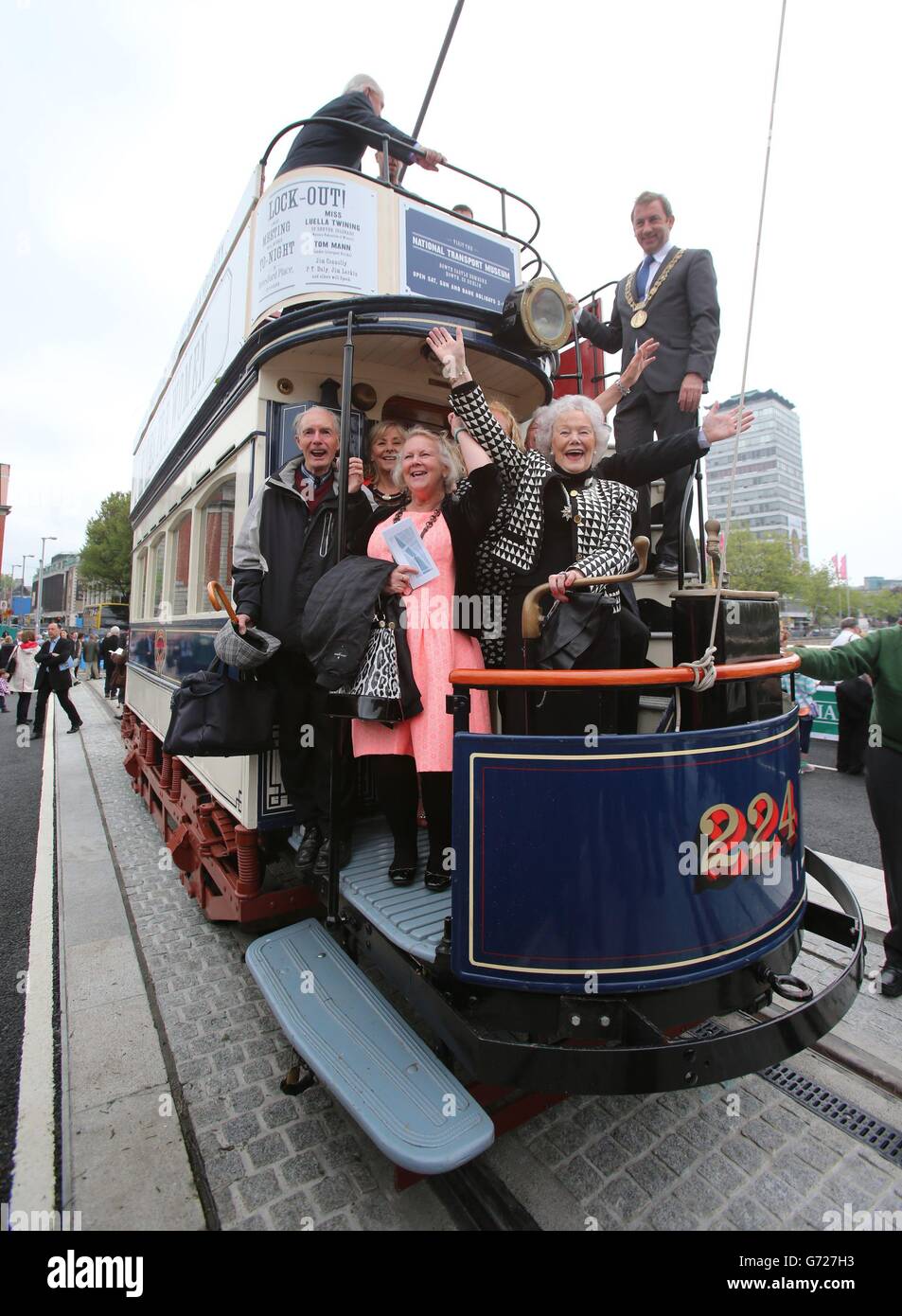 Agnes Malone zweite Cousine des Dubliner Gewerkschafters Rosie Hackett winkt den Medien aus einer Straßenbahn aus den 20er Jahren während der offiziellen Namensgebung der Rosie Hackett Bridge in Dublin zu. Stockfoto