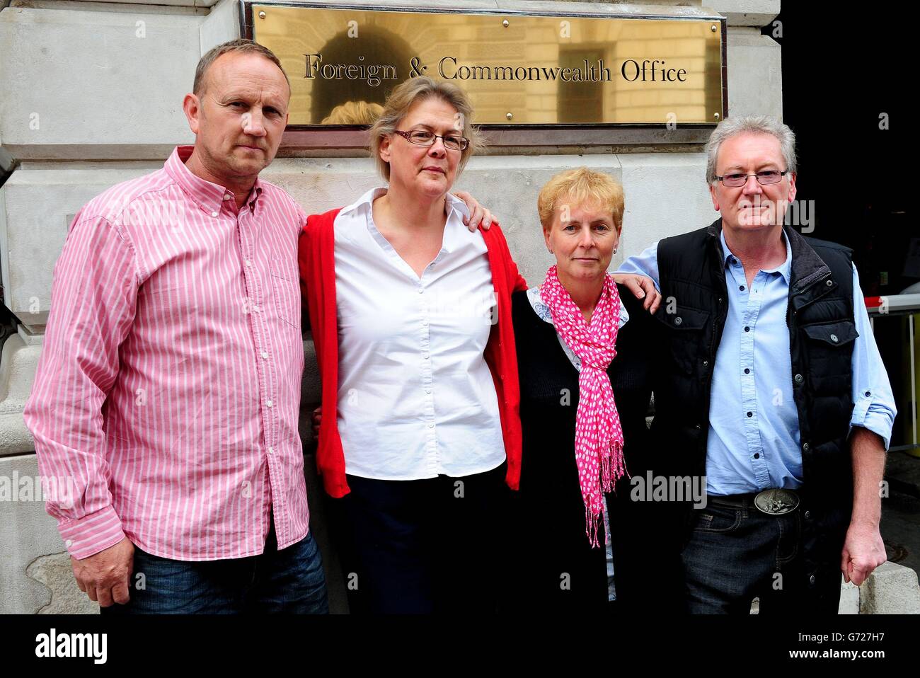 (Von links) David Bridge, Vater von Andrew, Cressida Goslin, Ehefrau von Paul Goslin, Gloria Hamlet, Freundin von Steve Warren und Graham Male, Der Vater von James kommt im Außenministerium und im Commonwealth-Büro an, um den Abgeordneten Hugh Robertson zu treffen, da die US-Küstenwache bestätigt hat, dass sie die Suche nach den vier vermissten britischen Seeleuten, deren Yacht Cheeki Rafiki im Atlantischen Ozean kenterte, wieder aufgenommen hat. Stockfoto