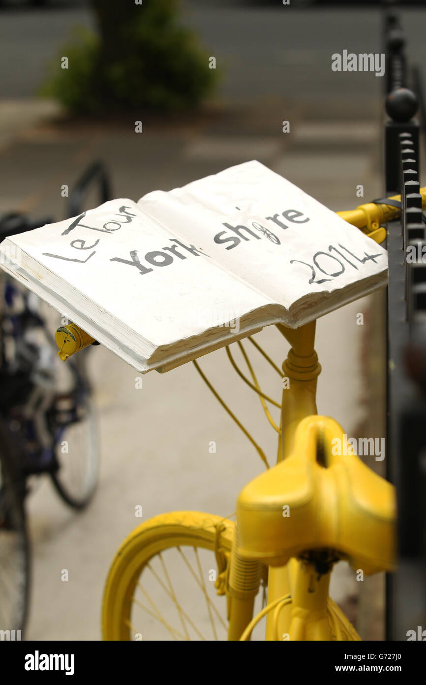 Vor der Tour de France, die im Juli durchläuft, werden in Harrogate gelbe Fahrräder ausgestellt, da Harrogate in einem Bericht, in dem die Menschen gefragt wurden, wie zufrieden sie mit ihrem Zuhause und ihrer lokalen Gemeinschaft sind, als glücklichster Ort zum Leben in Großbritannien gekrönt wurde. Stockfoto