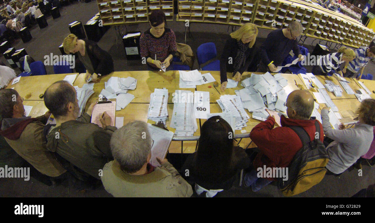 EDS NOTE BILD MIT FISCHAUGENOBJEKTIV Stimmzettel gemacht werden geöffnet, wie Zählung beginnt für die lokalen und europäischen Parlamentswahlen bei der RDS in Dublin. Stockfoto