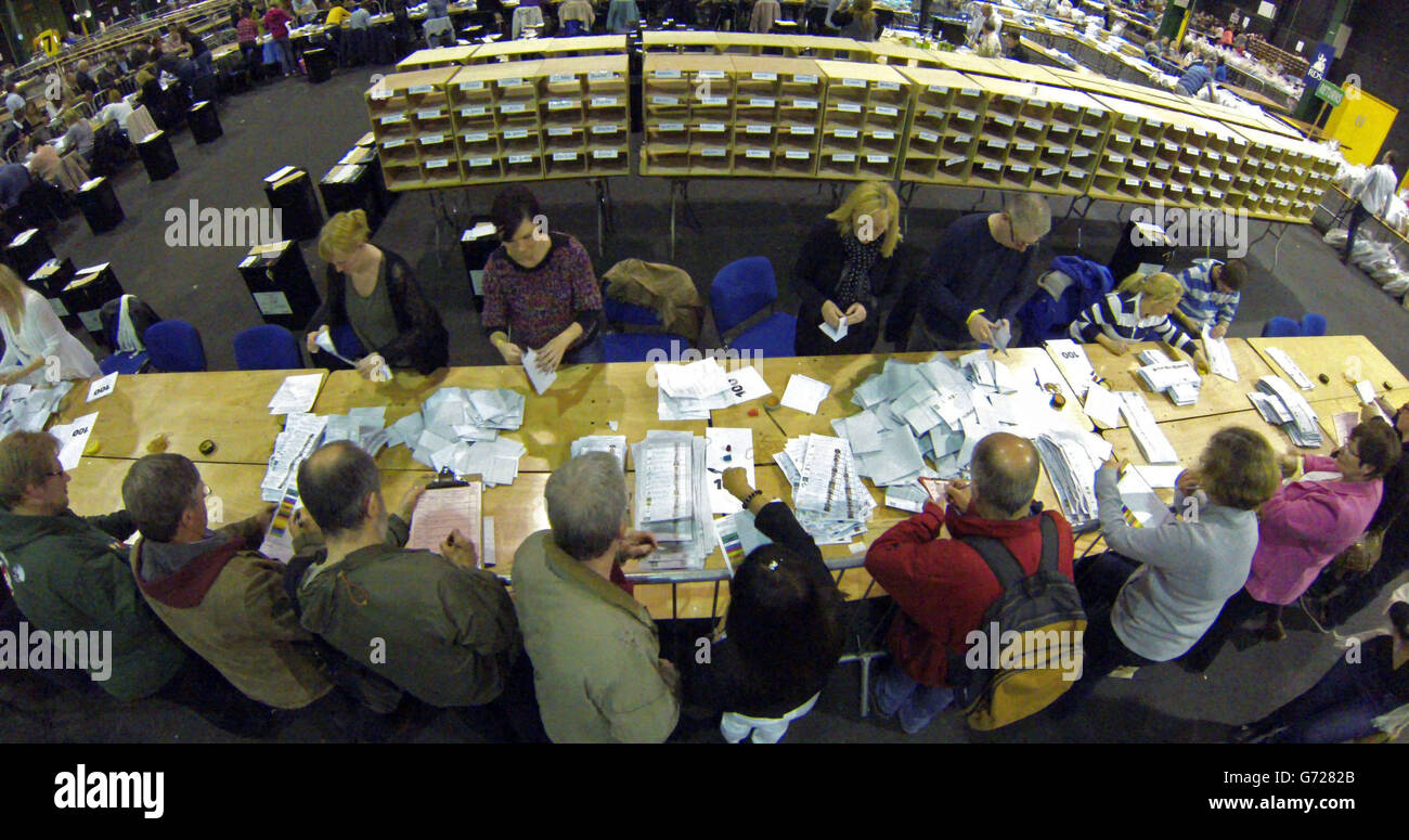 EDS NOTE BILD MIT FISCHAUGENOBJEKTIV Stimmzettel gemacht werden geöffnet, wie Zählung beginnt für die lokalen und europäischen Parlamentswahlen bei der RDS in Dublin. Stockfoto