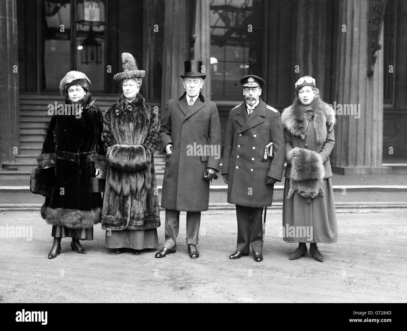 Von links nach rechts: Frau Wilson, Königin Mary, Präsident Wilson, König George V und Prinzessin Mary posieren für ein Foto vor der Abreise der Präsidenten vom Buckingham Palace, 1918. Stockfoto