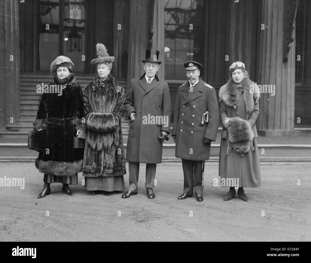 Von links nach rechts: Frau Wilson, Königin Mary, Präsident Wilson, König George V und Prinzessin Mary posieren für ein Foto vor der Abreise der Präsidenten vom Buckingham Palace, 1918. Stockfoto