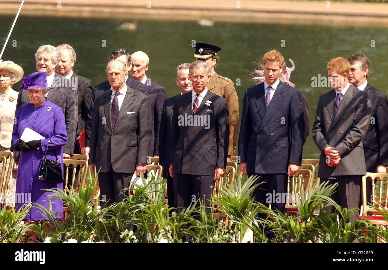 Die britische Königin Elizabeth II (links) steht mit (vordere Reihe, von der zweiten links), dem Herzog von Edinburgh, dem Prinz von Wales, Prinz William und Prinz Harry an der Eröffnung eines Brunnens, der in Erinnerung an Diana, Prinzessin von Wales, im Londoner Hyde Park gebaut wurde. Die 3.6 Millionen Kreation an der Seite des Serpentins wurde von Kontroversen umgeben - mit Verzögerungen und einer Überlaufung des Budgets bis 600,000. Die Prinzessin starb bei einem Autounfall in Paris im August 1997. Stockfoto