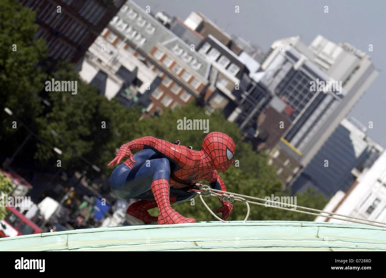 Ein Modell von Spiderman auf der Kuppel des Tussauds Planetariums in London, als Teil von Madame Tussauds neuer Attraktion Spiderman, die am 14. Juli 2004 eröffnet wird. Stockfoto