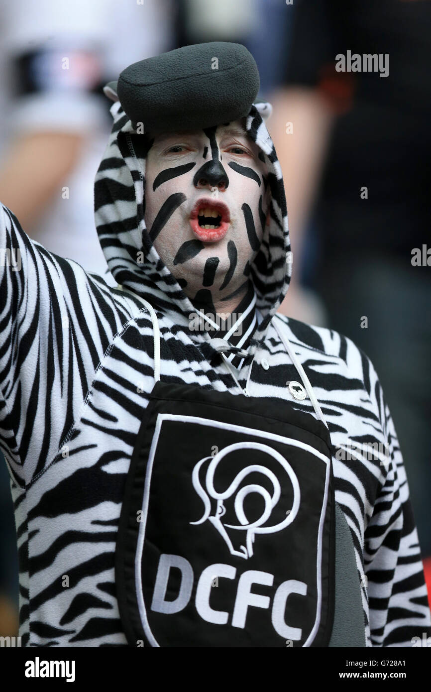 Fußball - Sky Bet Championship - Play Off - Finale - Derby County gegen Queens Park Rangers - Wembley Stadium. Ein Derby County-Fan zeigt auf den Tribünen mit Gesichtsfarbe und einem Zebra-Hoodie Unterstützung für sein Team Stockfoto