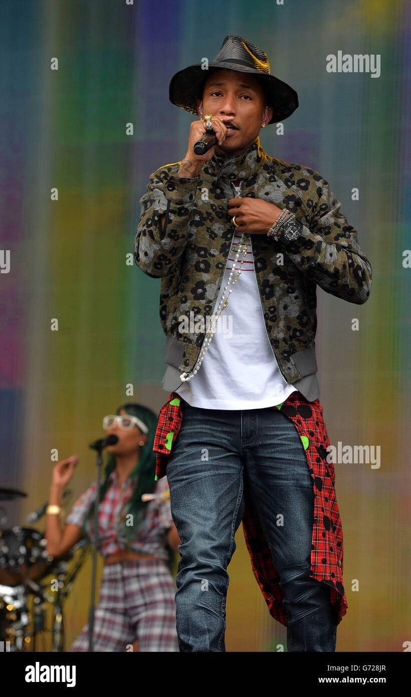 Pharrell Williams spielt auf der Bühne während des großen Wochenendes von Radio 1 im Glasgow Green. DRÜCKEN Sie VERBANDSFOTO. Bilddatum: Samstag, 24. Mai 2014. Siehe PA Story SHOWBIZ BigWeekend. Bildnachweis sollte lauten: Mark Runnacles/PA Wire Stockfoto