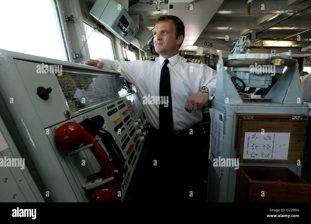 Kommandant Steve holt, Kapitän der HMS Nottingham auf der Brücke des Kriegsschiffs in Portsmouth. Das Kriegsschiff der Royal Navy, das zu Gesamtkosten von 38 Millionen repariert wurde und heute fast genau zwei Jahre nach seinem Absinken fast auf Felsen vor der Küste Australiens wieder in Betrieb genommen wurde. HMS Nottingham, ein Typ-42-Zerstörer, wurde nach dem Zusammenstoß vor Lord Howe Island, Queensland, 18 Monate lang in Portsmouth repariert. Stockfoto