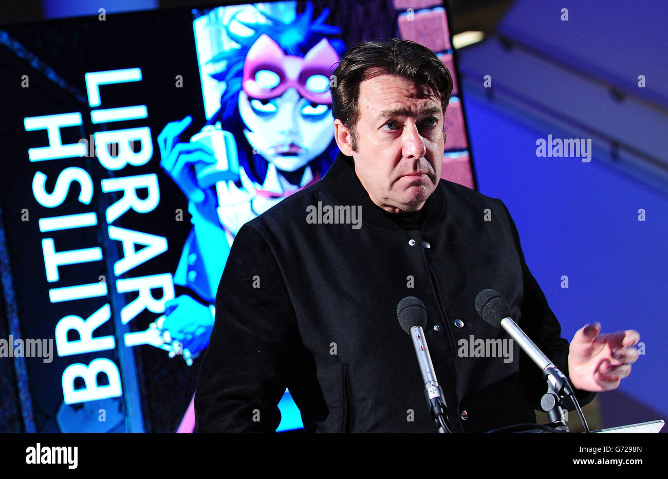 Jonathan Ross nimmt an der Startparty für die Ausstellung Comics Unmasked in der British Library, London, Teil, um den literarischen Beitrag der Comic-Welt zu feiern. Stockfoto