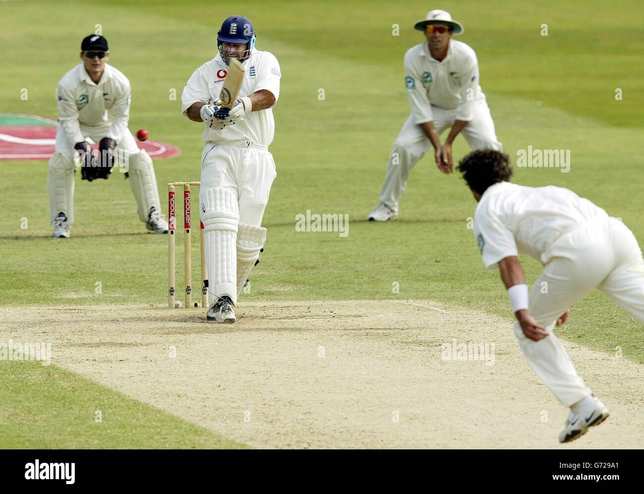 Der englische Graham Thorpe nimmt eine Lieferung des neuseeländischen Chris Cairns am vierten Tag des dritten Tests gegen Neuseeland an der Trent Bridge in Nottingham entgegen Stockfoto