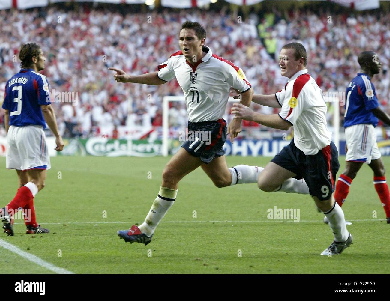 Der englische Frank Lampard (Mitte) feiert mit seinem Teamkollegen Wayne Rooney das Eröffnungstreffer gegen Frankreich beim EM-Spiel der Gruppe B im Estadio da Luz in Lissabon, Portugal. KEIN HANDY ODER PDA. INTERNETNUTZUNG NUR AUF VON DER UEFA AUTORISIERTEN WEBSITES UND DANN KÖNNEN NICHT MEHR ALS 10 FOTOS PRO HÄLFTE DER NORMALEN SPIELZEIT UND FÜNF FOTOS PRO HÄLFTE DER ZUSÄTZLICHEN ZEIT ÜBER DAS INTERNET MIT EINEM INTERVALL VON MINDESTENS EINER MINUTE ZWISCHEN DER VERÖFFENTLICHUNG JEDES SOLCHEN FOTOS VERÖFFENTLICHT WERDEN. Stockfoto