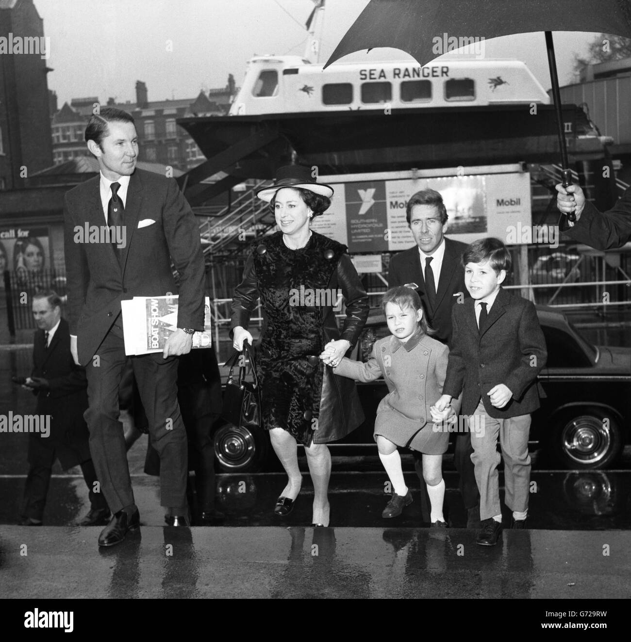 Prinzessin Margaret und ihre Kinder Lady Sarah Armstrong-Jones, 5, und Viscount Linley, 8, kommen zusammen mit Lord Snowdon zu einem Besuch der Internationalen Bootsausstellung im Earls Court, London. Stockfoto
