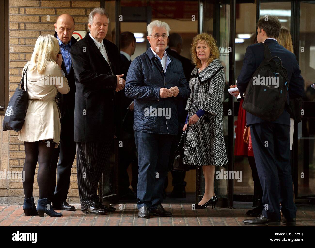 Der Publizist Max Clifford mit seiner Familie und seinen Freunden, als er am Southwark Crown Court ankommt, wo er für eine Reihe von unanständigen Angriffen verurteilt wird. Stockfoto