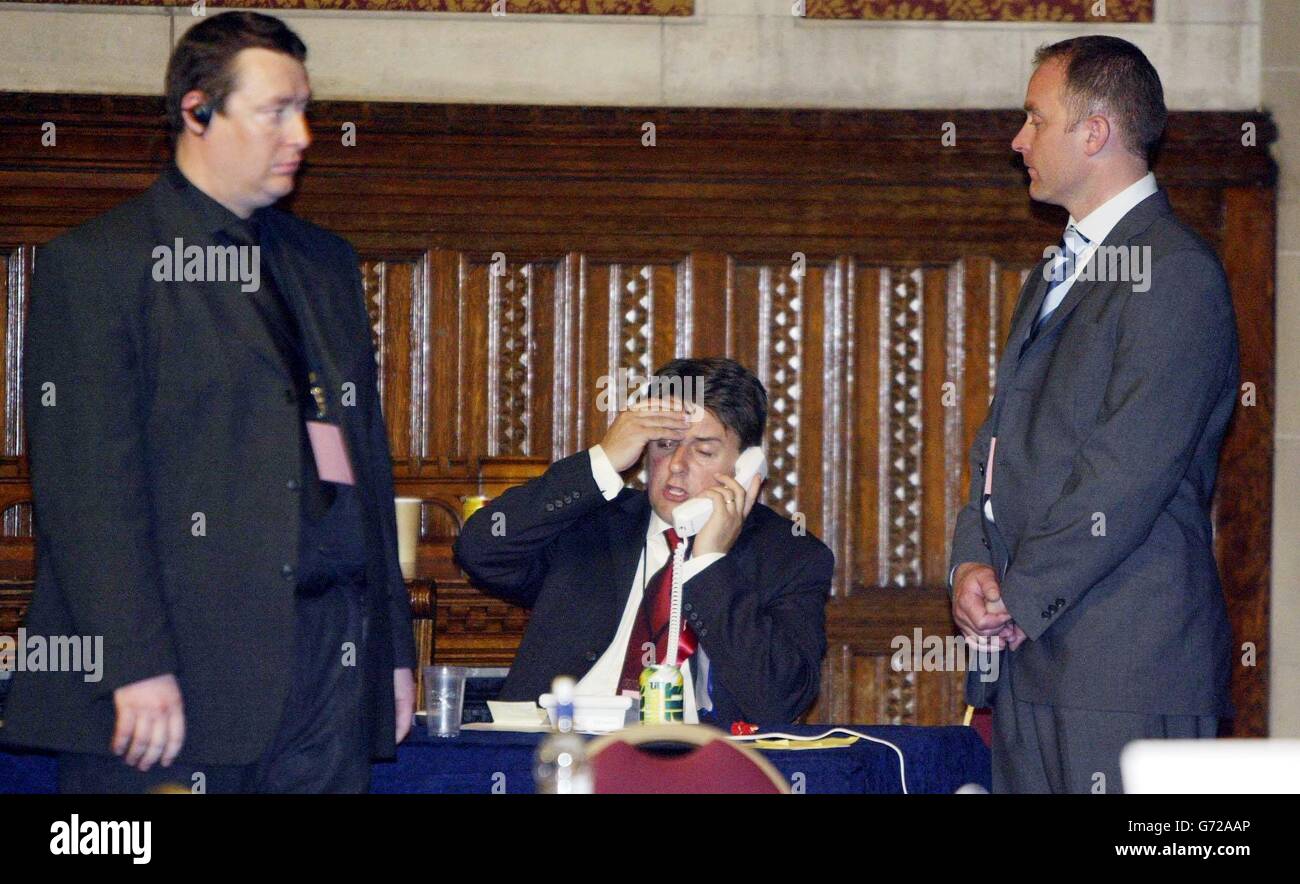 Die Betreuerinnen sehen zu, wie BNP-Chef Nick Griffin vor der Erklärung der Ergebnisse für die Wahlen zum Europäischen Parlament im Rathaus von Manchester am Kopf kratzen muss. Stockfoto