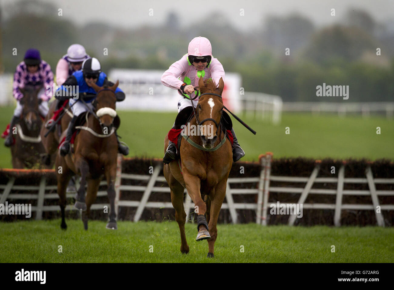 Annie Power geritten von Ruby Walsh gewinnt Arctic Fire geritten von Ruby Walsh gewinnt den Irish Hengst Farms European Breeders Fund Mares Champion Hürde am fünften Tag des Punchestown Festivals auf der Punchestown Racecourse, Co. Kildare, Irland. Stockfoto