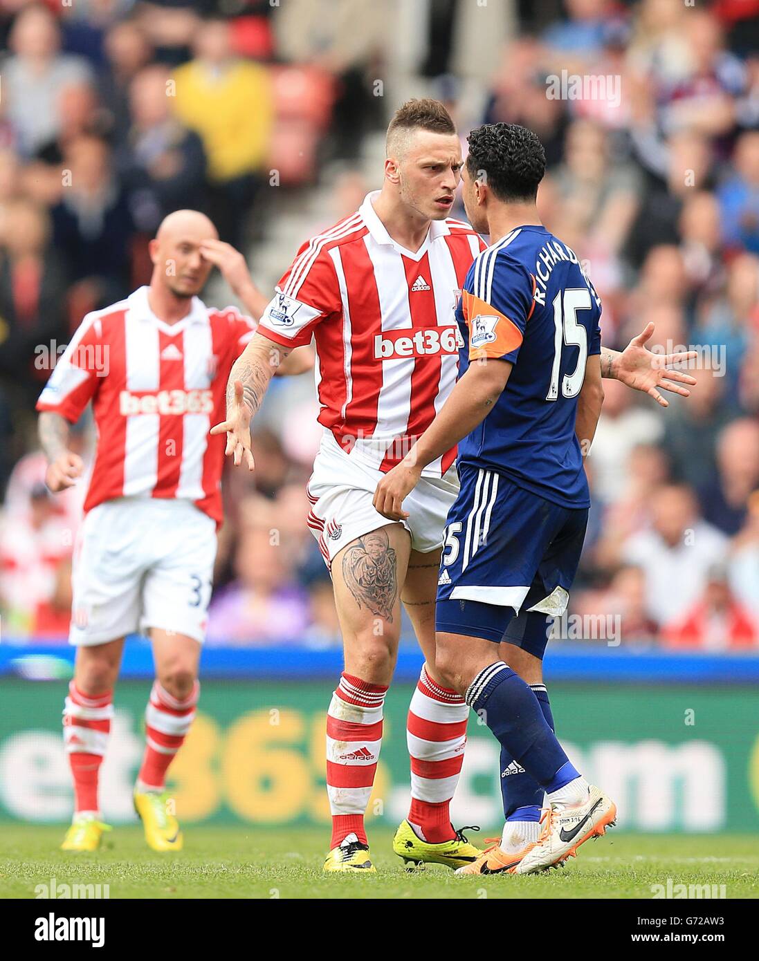 Fußball - Barclays Premier League - Stoke City gegen Fulham - Britannia Stadium. Die Stimmung zwischen Marko Arnautovic (links) von Stoke City und Kieran Richardson von Fulham Stockfoto