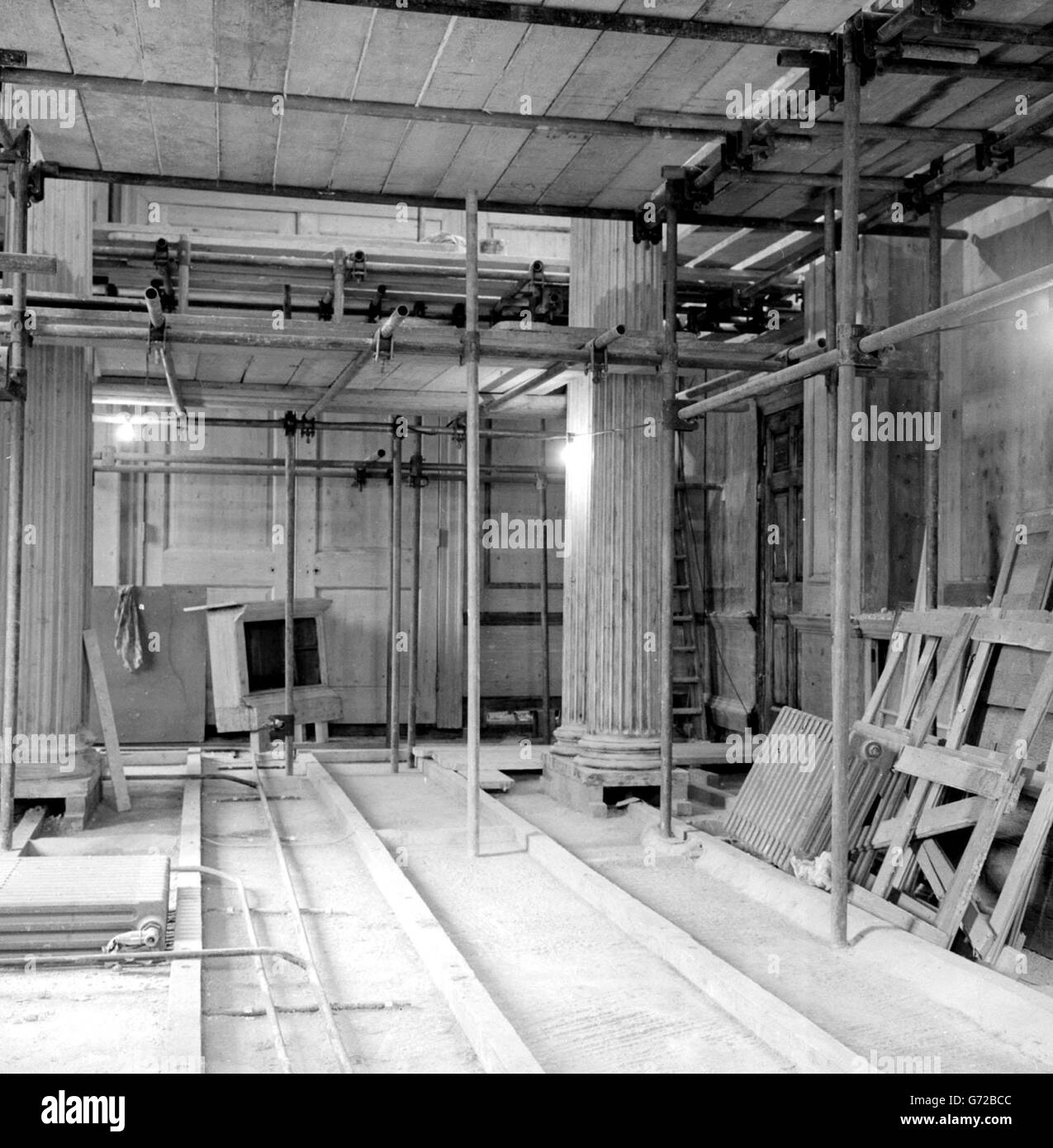 Stahlrohr-Gerüste und Bretter umgeben die klassischen Säulen des Kabinetts in No10. Während der umfangreichen Rekonstruktion. Stockfoto