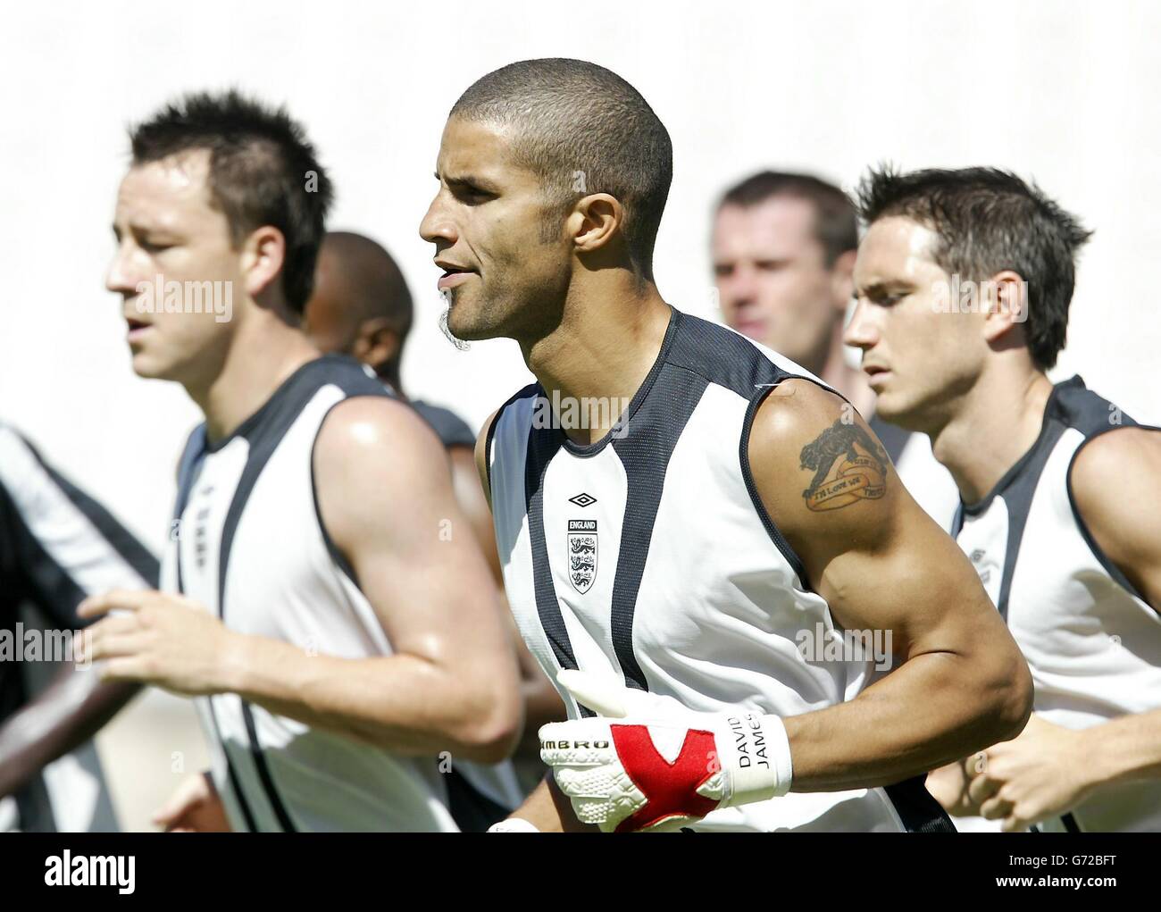 England-Torwart David James (Mitte) mit John Terry (links) und Frank Lampard (rechts) während eines Trainings im Nationalstadion in Lissabon, Portugal, zur Vorbereitung auf das Must-Win-Spiel gegen die Schweiz. . Stockfoto England-Torwart David James (Mitte) mit John Terry (links) und Frank Lampard (rechts) während eines Trainings im Nationalstadion in Lissabon, Portugal, zur Vorbereitung auf das Must-Win-Spiel gegen die Schweiz. . Stockfoto