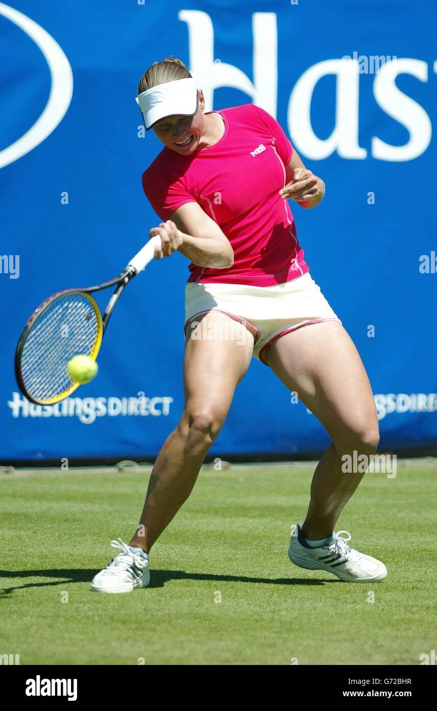 Tina Pisnik aus der Slowakei im Kampf gegen die serbische Tennisspielerin Jelena Dokic bei den Hastings Direct International Championships in Eastbourne, West Sussex. Dokic verlor in geraden Sätzen 6:3, 6:2. Stockfoto