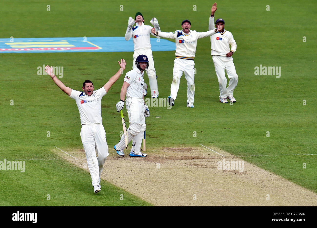 Yorkshire's Tim Bresnan appelliert nicht erfolgreich gegen Mark Stoneman aus Durham während des Spiels LV=County Championship Division One im Emirates Durham ICG, Chester-Le-Street. Stockfoto