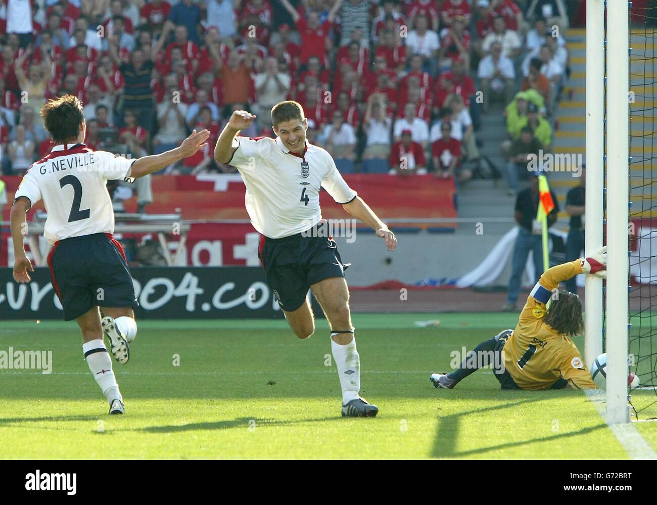 Der englische Steven Gerrard feiert das Tor am Schweizer Jorg Stiel mit Teamkollege Gary Neville während der EM 2004, der ersten Runde, der Gruppe B-Partie bei der Cidade de Coimbra, Portugal. Stockfoto