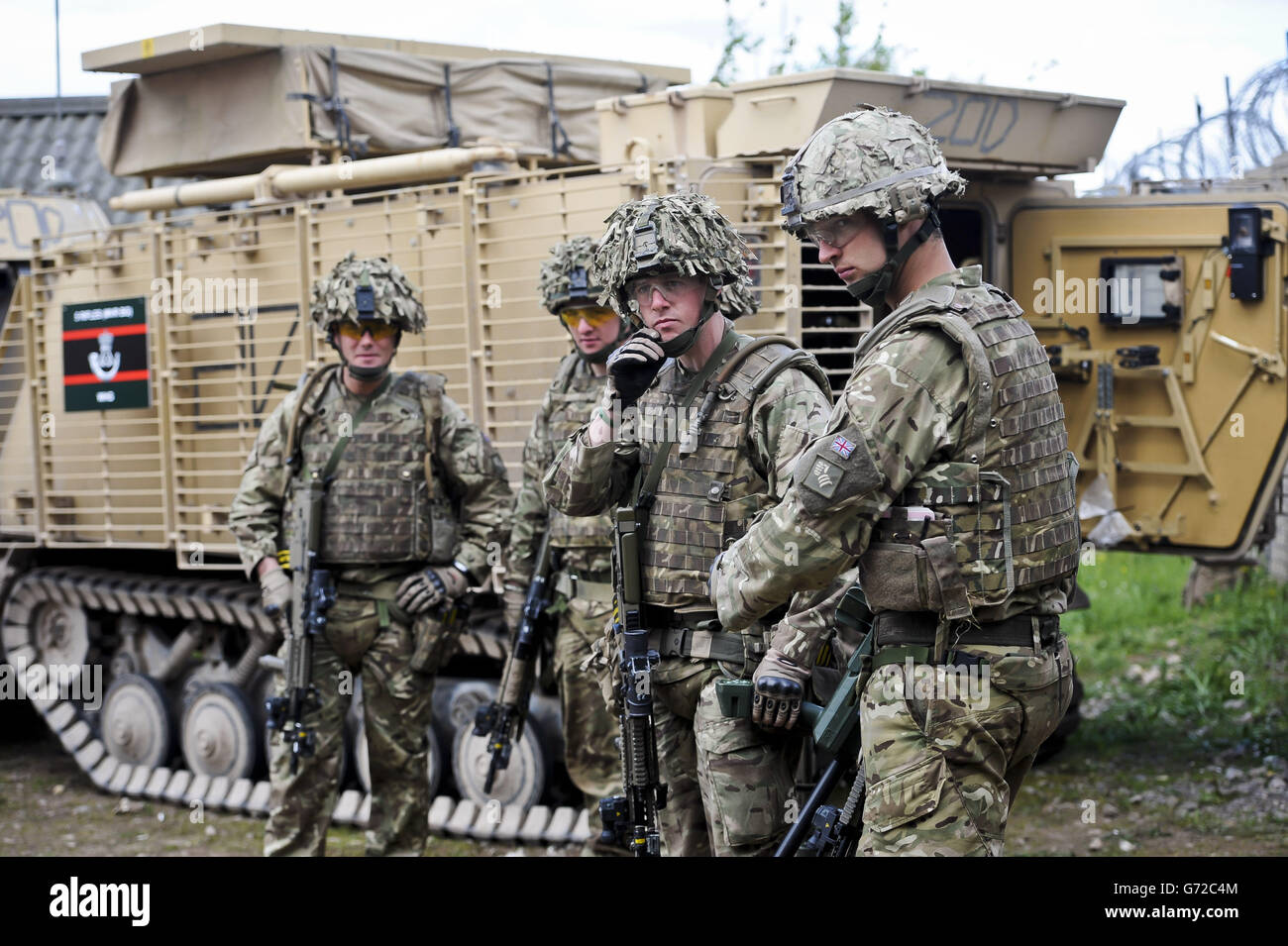 Soldaten von 5 Gewehren erhalten eine Einweisung, während die 20. Panzerbrigade sich auf den Einsatz nach Afghanistan bei der Übung in Copehill Down Village, bei der allerletzten Operation HERRICK der britischen Streitkräfte (Op HERRICK 20), vorbereitet. Stockfoto