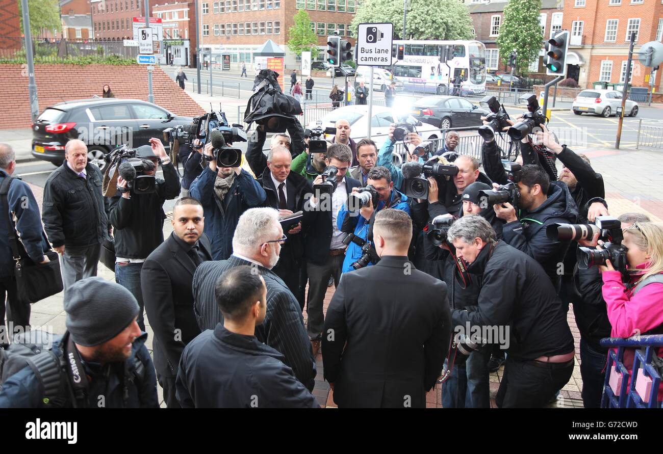 Der entwürdigte ehemalige Chef der Genossenschaftsbank, Paul Flowers, kommt vor das Gericht der Richter von Leeds, um sich der Anklage wegen Drogenbesitzes einschließlich Kokain und Kristallmeth zu stellen. Stockfoto