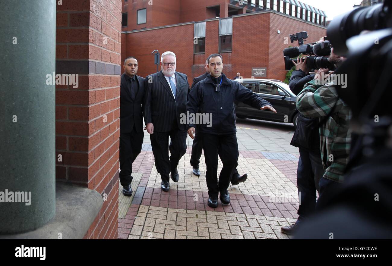 Entehrt der ehemalige Chef der Genossenschaftsbank Paul Flowers (Mitte) kommt am Amtsgericht von Leeds an, um wegen des Besitzes von Drogen einschließlich Kokain und Kristallmeth zu klagen. Stockfoto