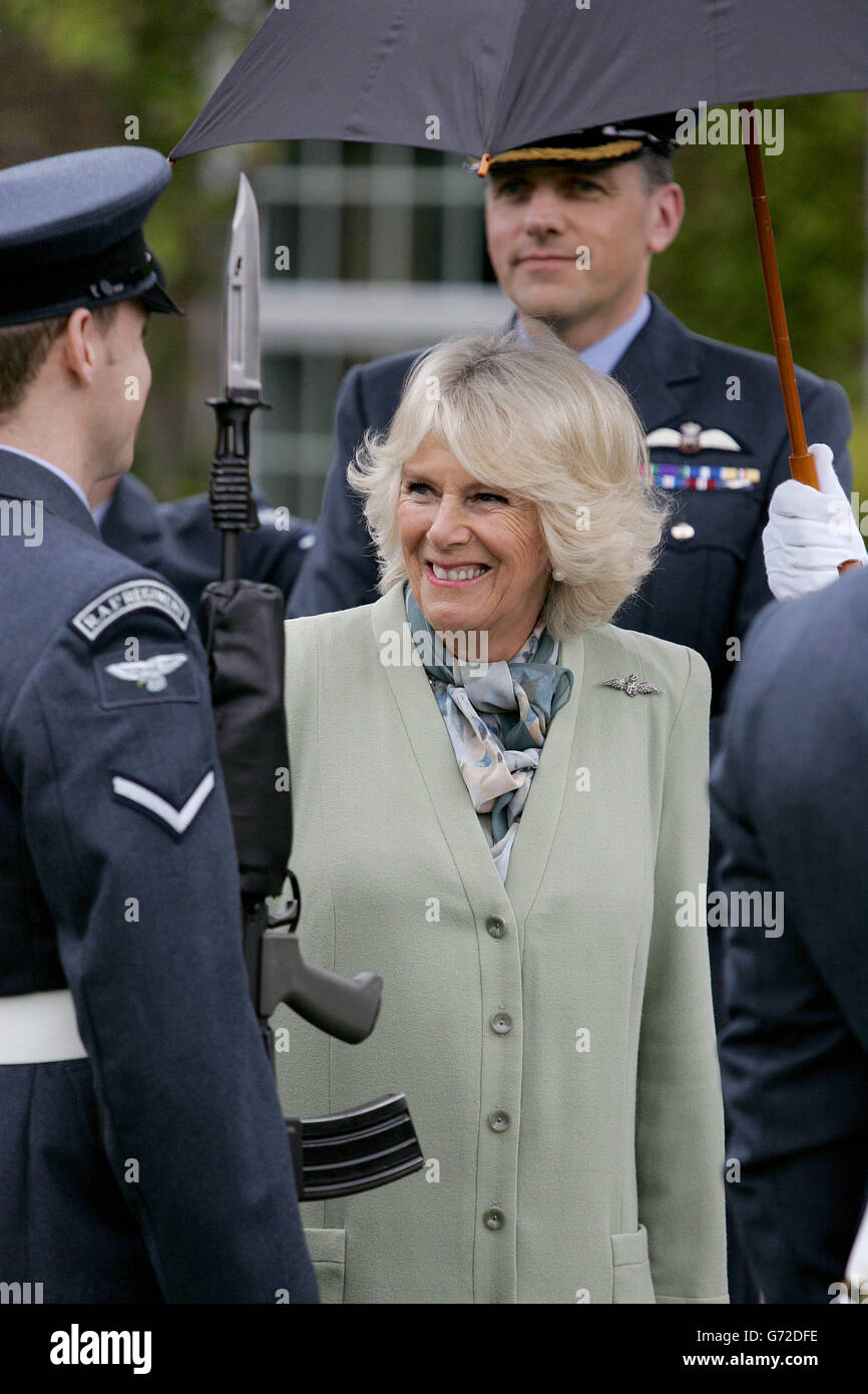 Die Herzogin von Cornwall inspiziert RAF-Mitarbeiter während ihres Besuchs, um das neue hochmoderne medizinische Zentrum bei RAF Leeming in Leeming, North Yorkshire, zu eröffnen. Stockfoto