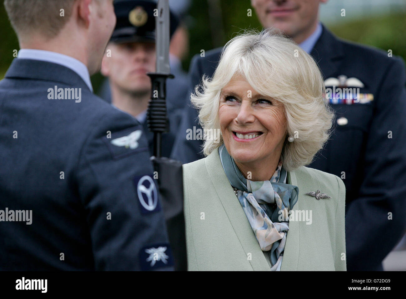 Die Herzogin von Cornwall inspiziert RAF-Mitarbeiter während ihres Besuchs, um das neue hochmoderne medizinische Zentrum bei RAF Leeming in Leeming, North Yorkshire, zu eröffnen. Stockfoto