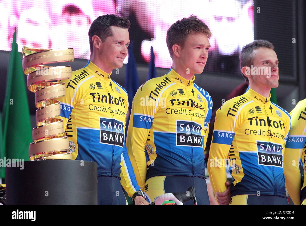 Die Trophäe Giro D'Italia ist neben Tinkoff Saxo zu sehen Nicholas Roche (links) bei den Teampräsentationen Stockfoto