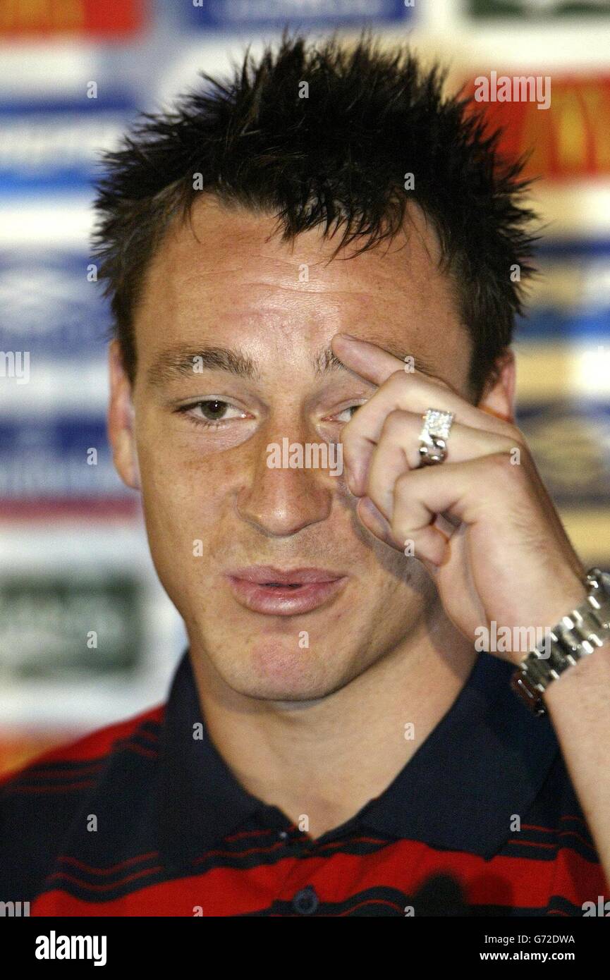 England-Verteidiger John Terry während einer Pressekonferenz im Medienzentrum im Nationalstadion in Lissabon, vor dem Spiel der Gruppe B gegen Kroatien in der Euro 2004 am Montag. KEIN HANDY ODER PDA. INTERNETNUTZUNG NUR AUF VON DER UEFA AUTORISIERTEN WEBSITES UND DANN KÖNNEN NICHT MEHR ALS 10 FOTOS PRO HÄLFTE DER NORMALEN SPIELZEIT UND FÜNF FOTOS PRO HÄLFTE DER ZUSÄTZLICHEN ZEIT ÜBER DAS INTERNET MIT EINEM INTERVALL VON MINDESTENS EINER MINUTE ZWISCHEN DER VERÖFFENTLICHUNG JEDES SOLCHEN FOTOS VERÖFFENTLICHT WERDEN. Stockfoto