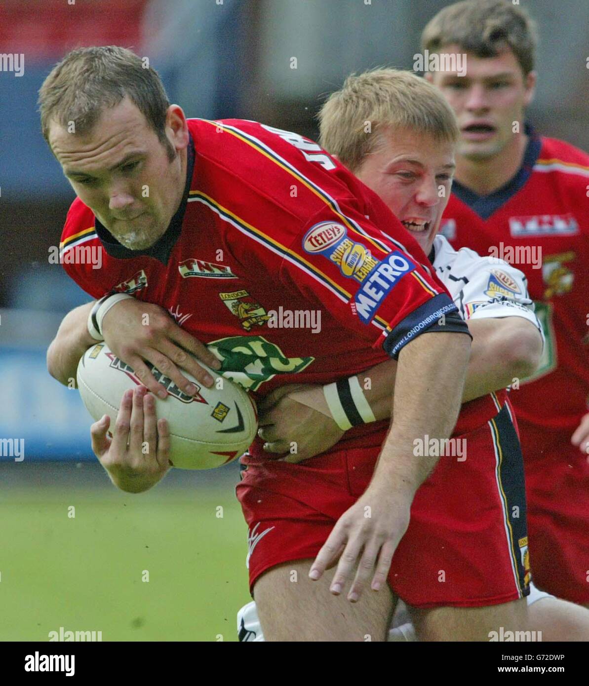 Andrew Brocklehurst (links) von London Broncos wird von Hulls Richard Horne während des Tetley-Super-League-Spiels in der Welford Road angegangen. Stockfoto