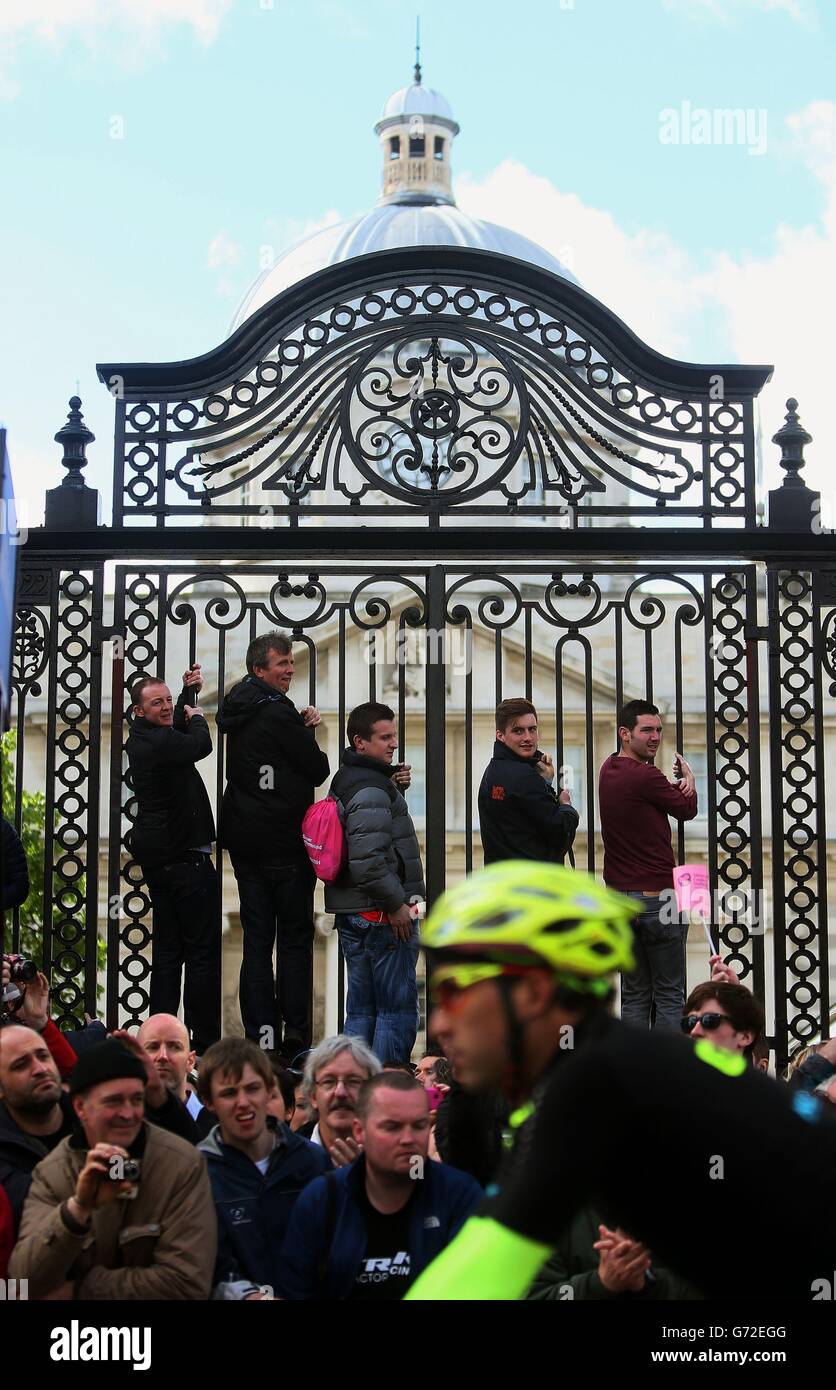Die Zuschauer erklimmen die Tore der Regierungsgebäude in der Merrion Street, Dublin, um die Ziellinie während der dritten Etappe des Giro d'Italia 2014 von Armagh nach Dublin, Republik Irland, besser zu sehen. Stockfoto