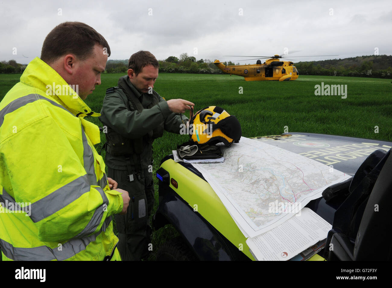 Ein RAF Sea King Hubschrauber und ein Search and Rescue Team, wie sie an einer Operation teilnehmen, nachdem drei Kajakfahrer letzte Nacht im Fluss Tyne, Northumberland, vermisst wurden, sagte die Polizei. Stockfoto